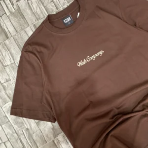 Camiseta Street básica “Calligraphy” Wats